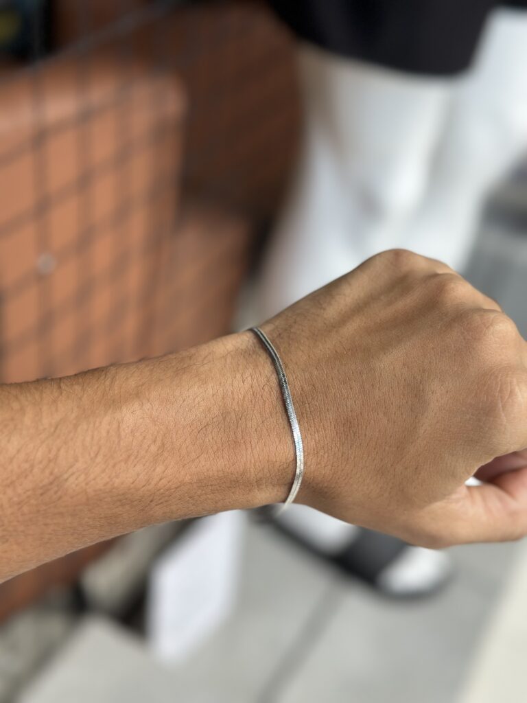 Pulseira em aço inoxidável prata laminada fina