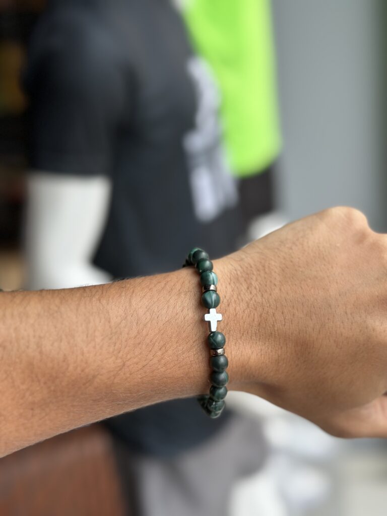 Pulseira de bolinha verde com cruz prata