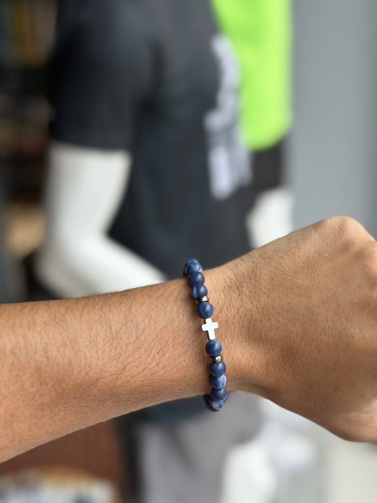 Pulseira de bolinha azul com cruz prata